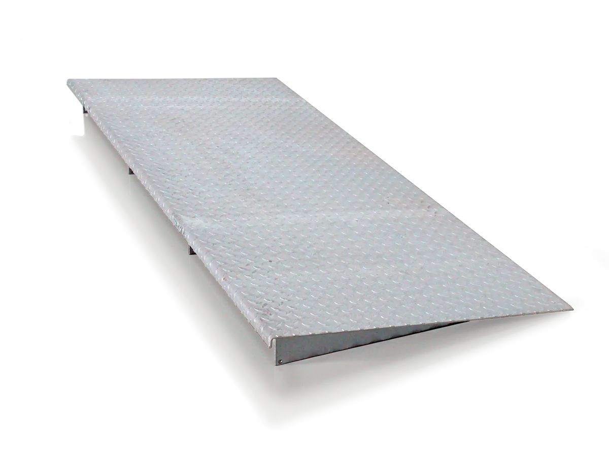 2 Meter breite Auffahrrampe aus 5 mm starkem Riffelblech.