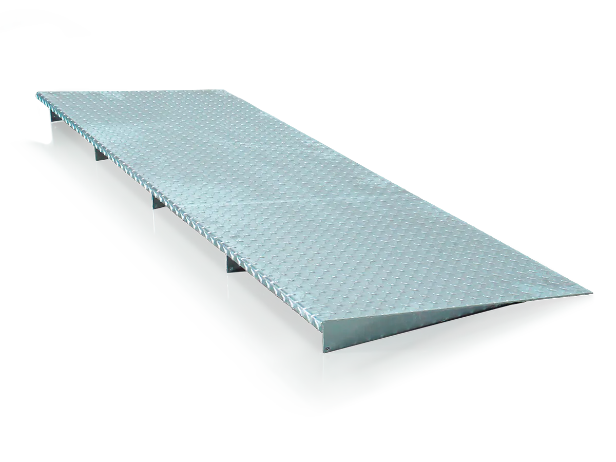 2,5 Meter breite Auffahrrampe aus 5 mm starkem Riffelblech.