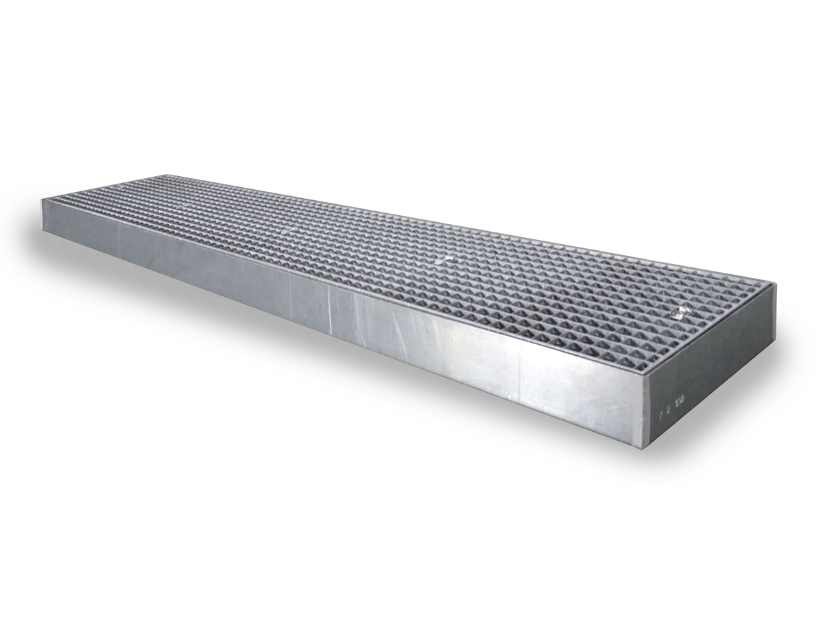 Auffangwanne aus verzinktem Stahl (2,5 x 0,5 m) mit Gitterrost, ideal für Leckageschutz.