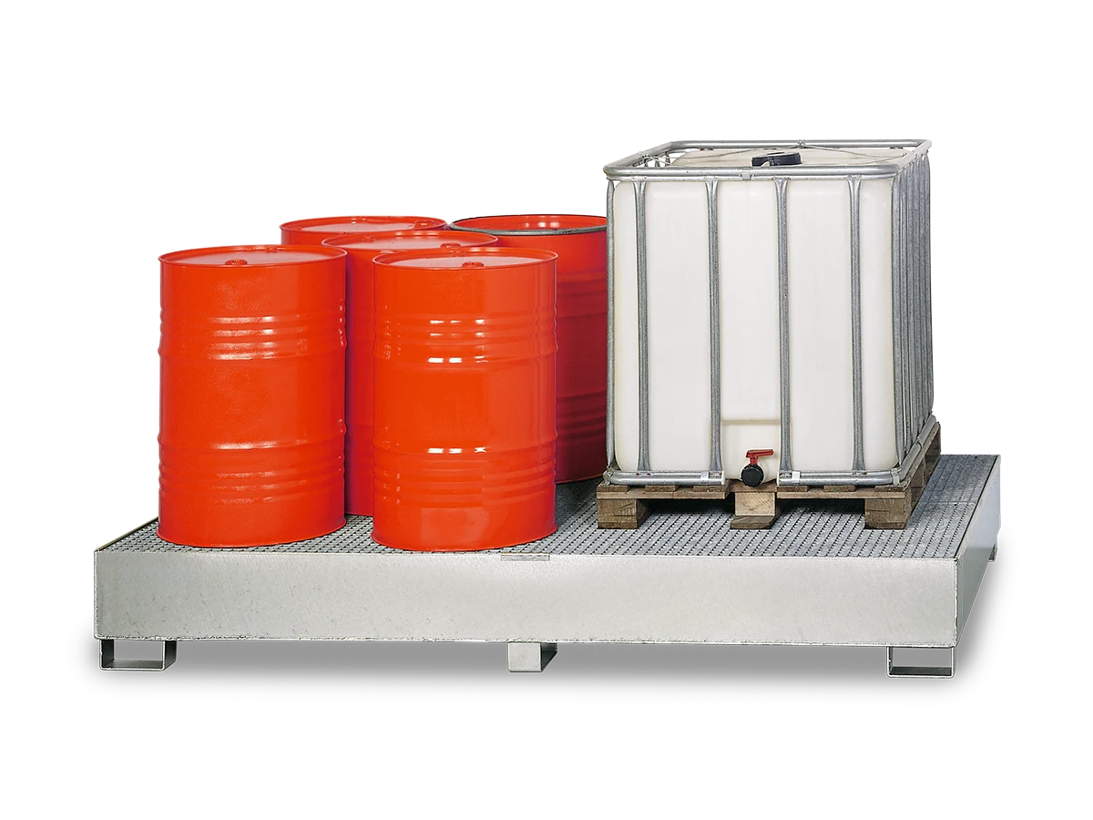 Auffangwanne mit 1000 L Auffangvolumen, auf der 4 Fässer und ein IBC abgestellt sind.