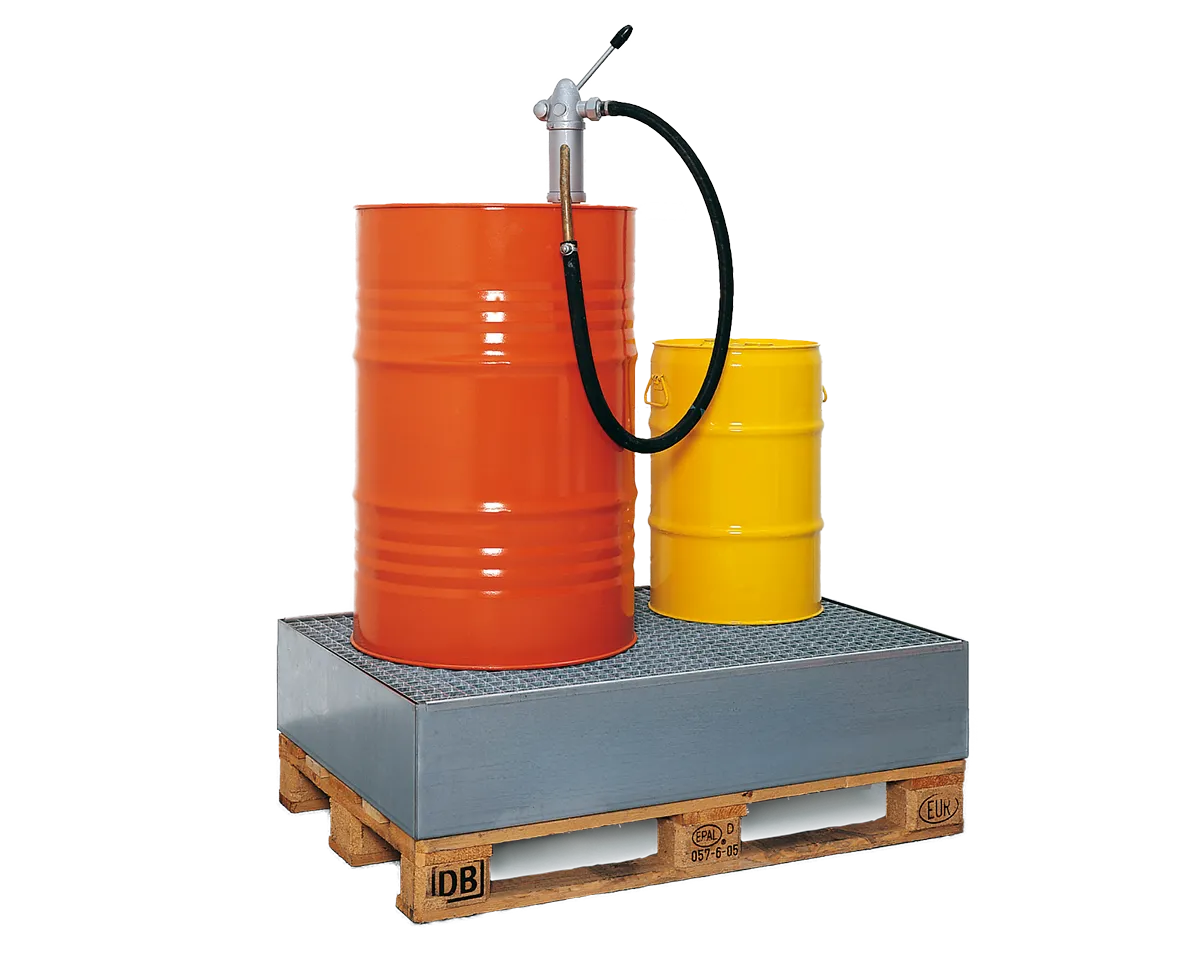 Stahl-Auffangwanne fuer Europaletten, auf der ein 200 Liter Fass und ein 50 Liter Fass gelagert werden.