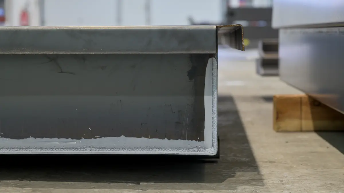 Weißer Farbe auf der äußeren Schweißnaht der Auffangwanne.