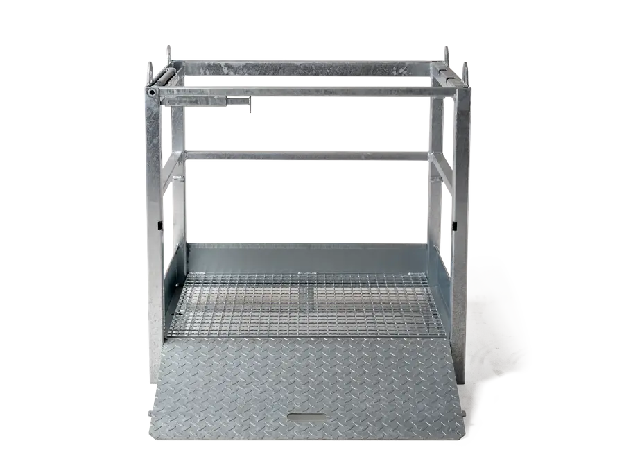 Gasflaschenpalette mit geöffnetem Auffahrblech und rutschfestem Gitterrost in Frontansicht.