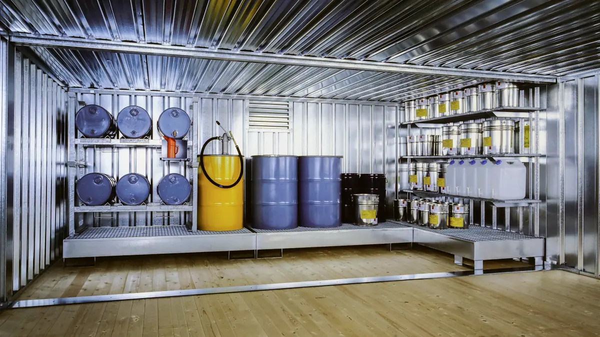 Auffangwannen in Container.