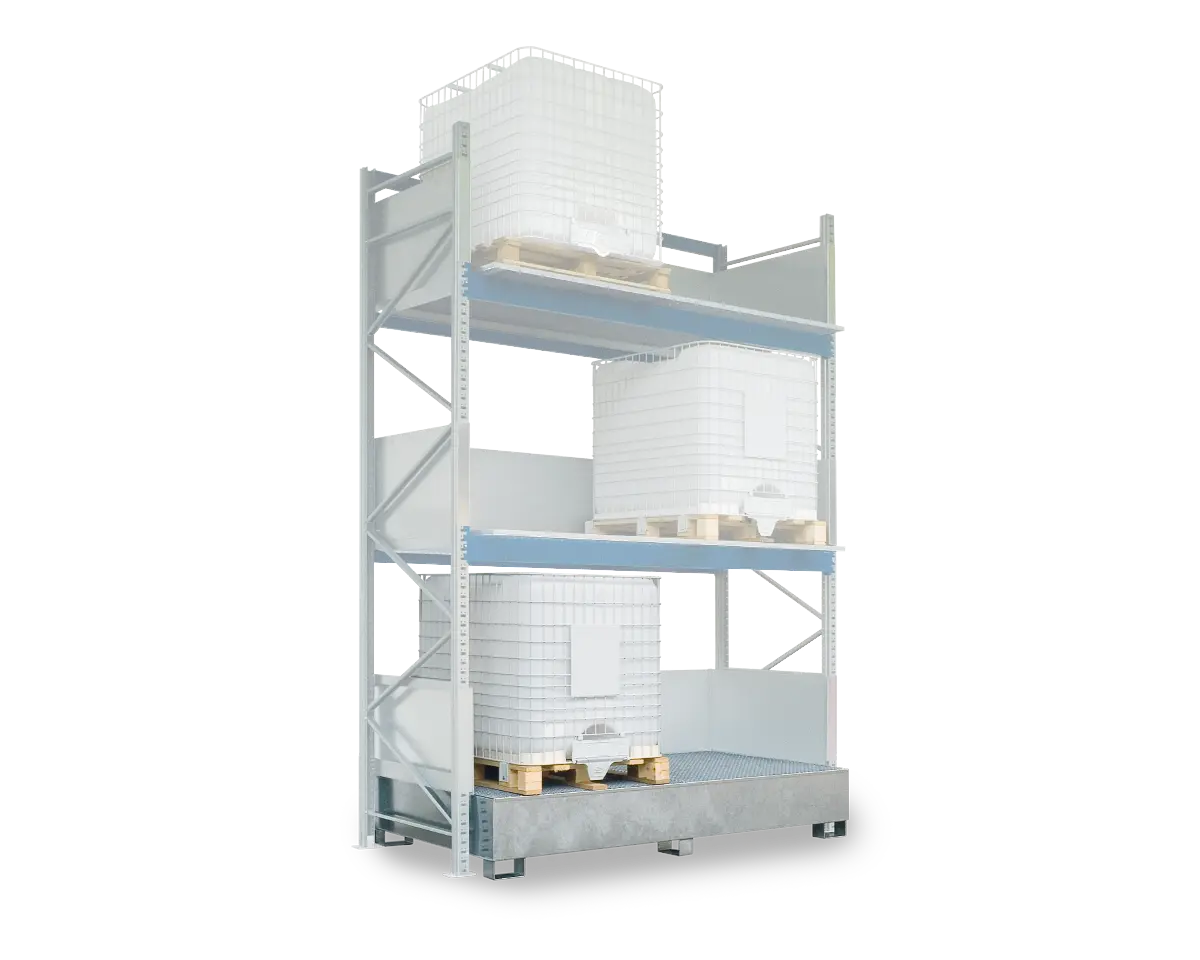 Auffangwanne 1000 l steht unter IBC-Schwerlastregal.