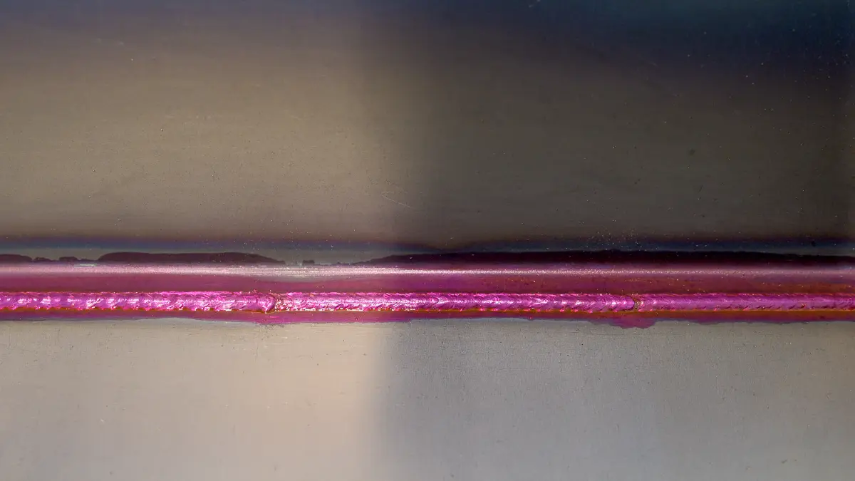 Rotes Eindringmittel auf der Innenseite der Auffangwanne.